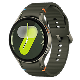 Samsung Galaxy Watch 7 avec un bracelet vert, affichant un cadran numérique avec un design jaune et blanc.