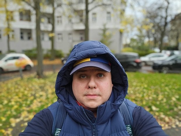 Selfie avec effet bokeh pris avec l'objectif selfie principal de la Samsung Galaxy Tab S9 Ultra