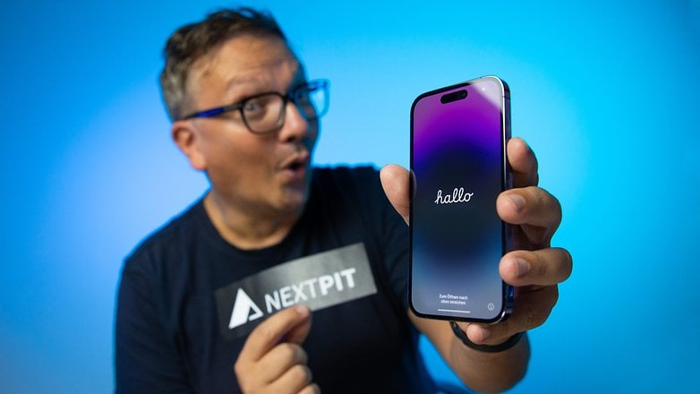 Fabien qui tient l'iPhone 14 Pro dans sa main gauche vu de face Fabien qui tient l'iPhone 14 Pro dans sa main gauche vu de face