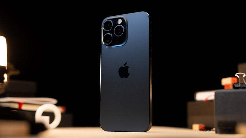 L'iPhone 15 Pro Max vu de dos et posé verticalement sur une table L'iPhone 15 Pro Max vu de dos et posé verticalement sur une table