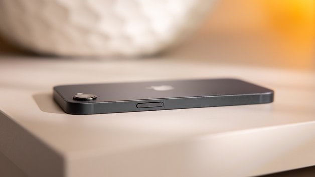 Gros plan d'un Apple iPhone 16e posé sur une table.