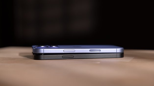 Une vue latérale de l'Apple iPhone 16e, montrant son design élégant et son double appareil photo.