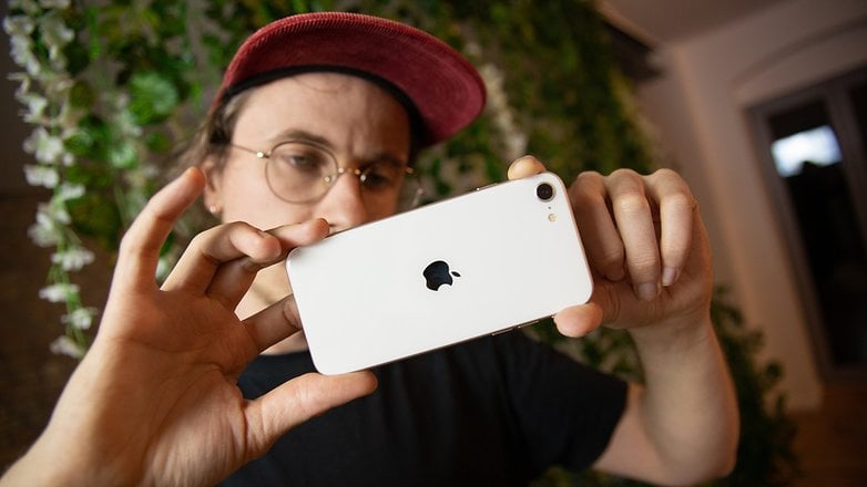 Der Formfaktor des iPhone SE funktioniert auch 2022 immer noch sehr gut. Ben macht Fotos mit dem iPhone Se von 2022