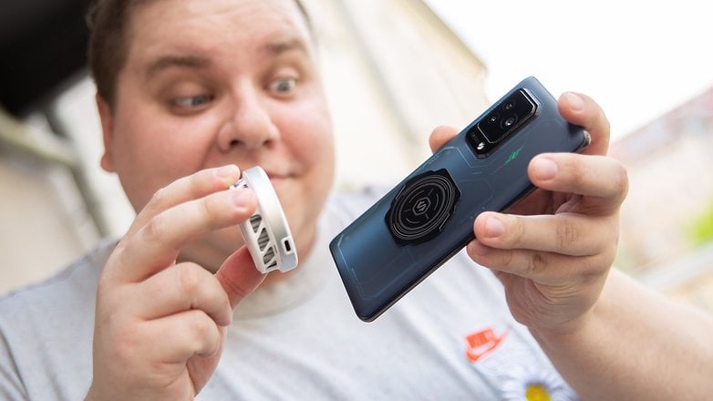 Il faut coller une plaque aimantée pour fixer le ventilo au dos du Black Shark 5 Pro. Mais il doit être branché en USB-C Black Shark 5 Pro ventilateur
