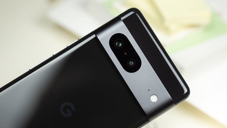 Le double module photo du Google Pixel 7 avec son objectif principal peut "simuler" un zoom optique x2 et jusqu'à x8 en numérique Google Pixel 7 test vu de dos module photo