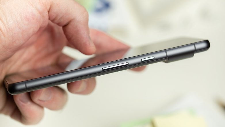Le cadre du Pixel 7 est en aluminium mat Google Pixel 7 test vu de cote cadre en aluminium