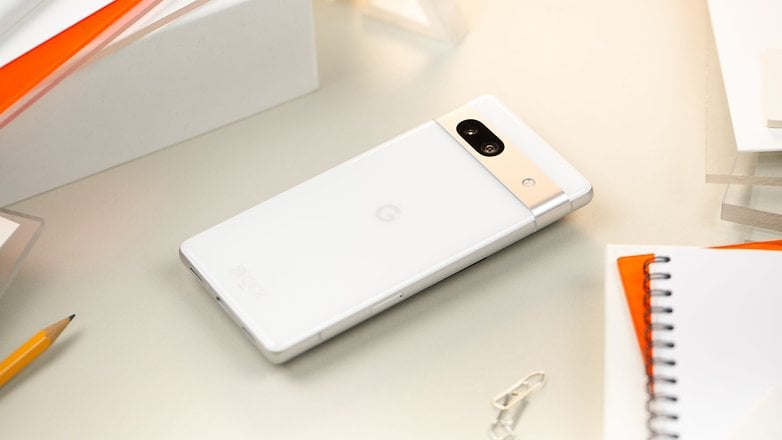 Pixel 7a von hinten, auf einem Tisch liegend Pixel 7a von hinten, auf einem Tisch liegend