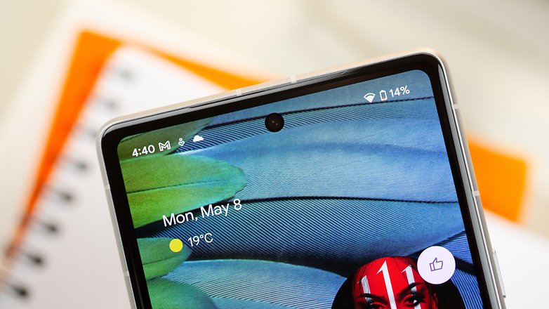 Pixel 7a von vorne miit Blick aufs Punch Hole im Display Pixel 7a von vorne miit Blick aufs Punch Hole im Display