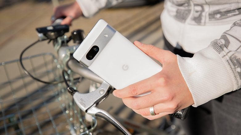Camila hält das Pixel 7a auf ihrem Fahrrad in der Hand Camila hält das Pixel 7a auf ihrem Fahrrad in der Hand