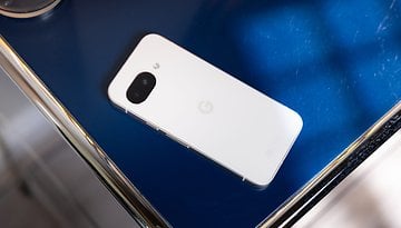 Un smartphone Google Pixel 9a posé sur une surface bleue.