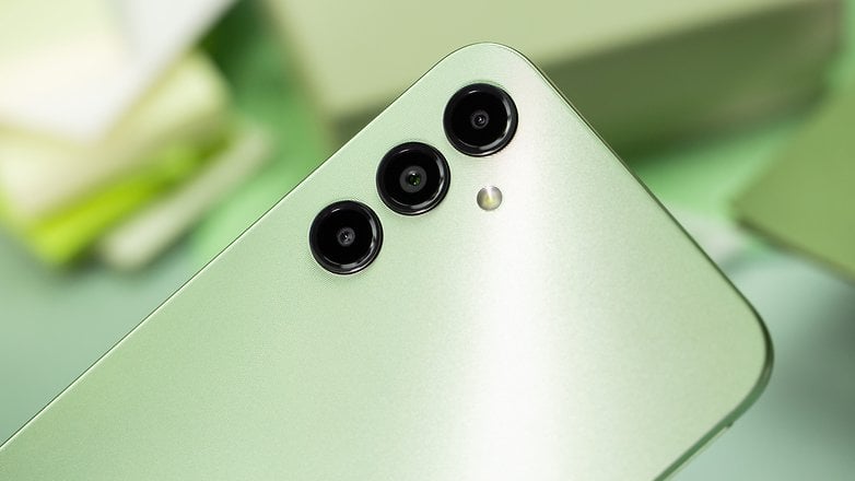 Le Samsung Galaxy A14 vu de dos avec un zoom sur son triple module photo Le Samsung Galaxy A14 vu de dos avec un zoom sur son triple module photo