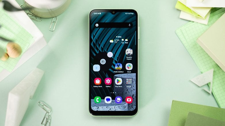 Le Samsung Galaxy A14 vu de haut avec l'écran allumé Le Samsung Galaxy A14 vu de haut avec l'écran allumé