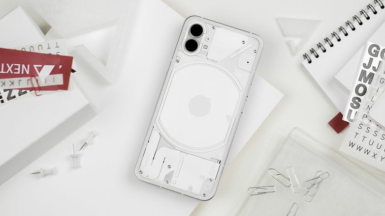 Nothing Phone (1) liegt mit Rückseite nach oben auf einem Schreibtisch Nothing Phone (1) liegt mit Rückseite nach oben auf einem Schreibtisch