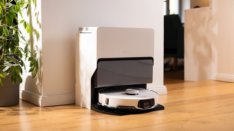 Le Roborock S8 MaxV Ultra dans sa station d'accueil