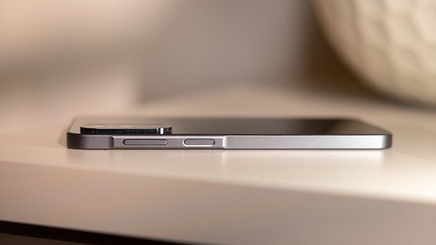Vista lateral de um smartphone Samsung Galaxy A26 em uma mesa.
