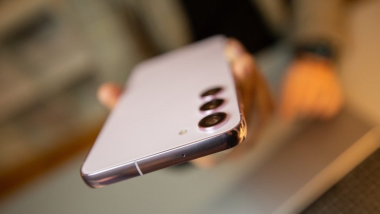 Das S23+ bietet viel mehr Vorteile als Nachteile und ist damit eine ausgezeichnete Wahl für Android-Fans. S23+ von schräg oben betrachtet mit Blick auf die Rückseite