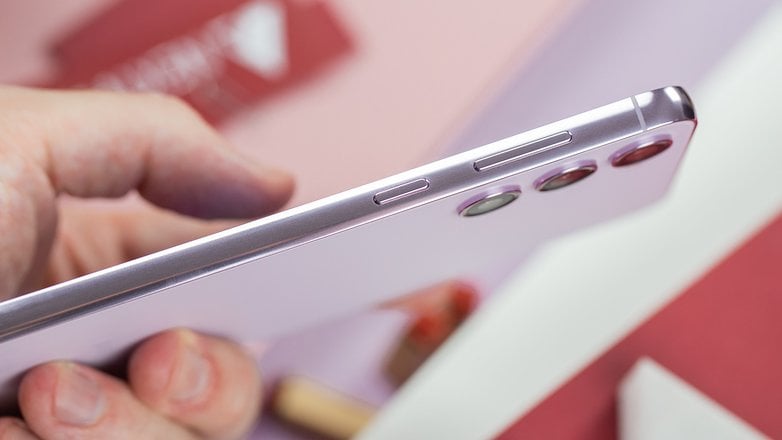 Die Größe des Galaxy S23+ ist ideal für die einhändige Bedienung. Alle seitlichen Tasten sind leicht zu erreichen. S23+ von der Seite