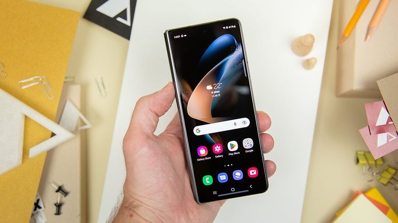 La résolution HD+ de l'écran de couverture est assez limitée mais elle suffit pour l'usage qu'on en fait Samsung Galaxy Z Fold 4 test