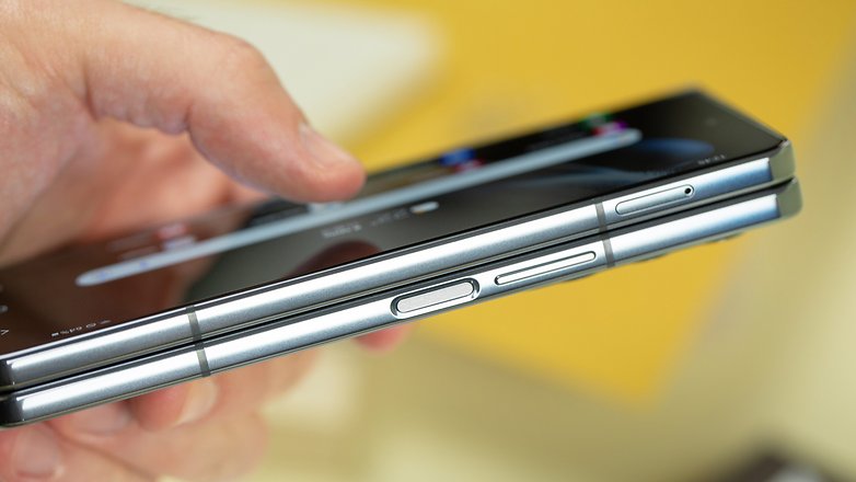 Le lecteur d'empreintes à ultrasons est précis et réactif en plus d'être bien placé Samsung Galaxy Z Fold 4 test