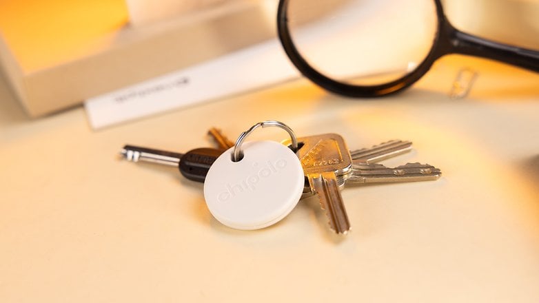 Le tracker d'objets Chipolo One Point accroché à un trousseau de clés