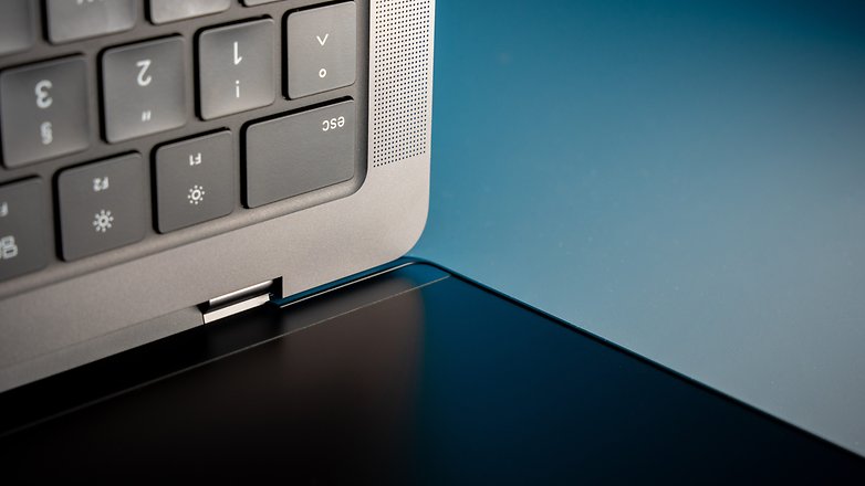 Nahaufnahme einer Apple MacBook Pro M4 Tastatur und Seitenansicht. Nahaufnahme einer Apple MacBook Pro M4 Tastatur und Seitenansicht.