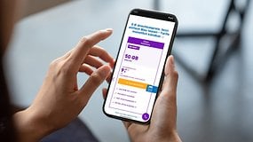 Eine Person hält ein Smartphone, das einen Mobilfunktarif mit 50 GB für 9€ pro Monat zeigt.