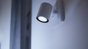 Ein Philips Hue White Ambiance GU10 Spotlicht, das an einer Wand montiert ist und sanftes weißes Licht abgibt.