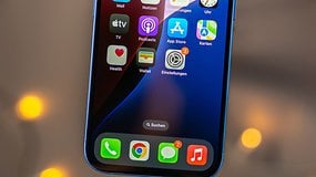 Close-up da tela de um Apple iPhone 16 exibindo vários ícones de aplicativos.
